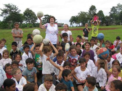 Anita rodeada de alumnos de una escuela en el paraje San Ignacio, El Soberbio, Misiones