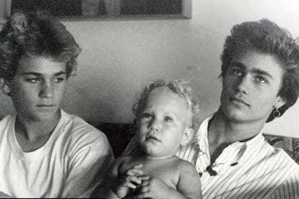 Anita sentada entre sus hermanos Nicolás y Gastón Pauls.