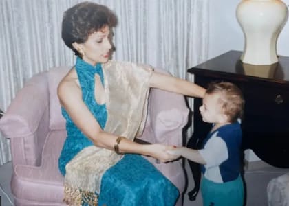 Anita siempre se aseguró de que su hijo Christopher conociera a su madre biológica, aunque la presentó como la "tía Gini"