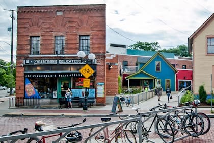 Ann Arbor alberga una vibrante escena gastronómica con más de 400 restaurantes y una semana anual de la restauración