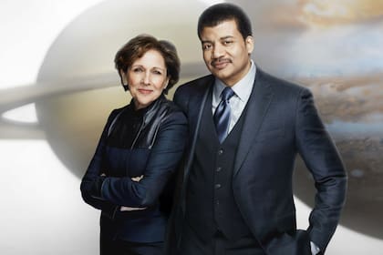 Ann Druyan, productora de la serie y viuda de Carl Sagan, posa junto a Neil deGrasse Tyson