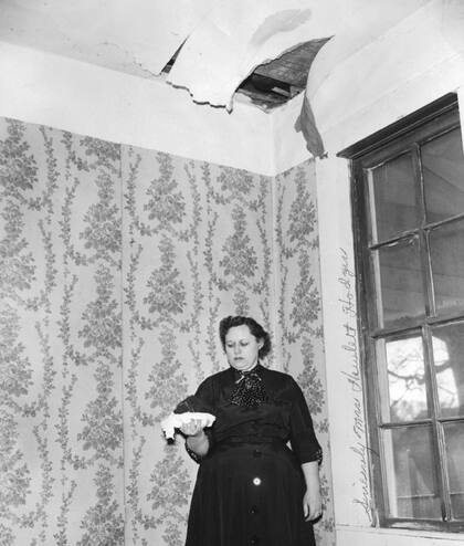 Ann Hodges fue sorprendida por un meteorito que atravesó su techo y la dejó con un hematoma en 1954