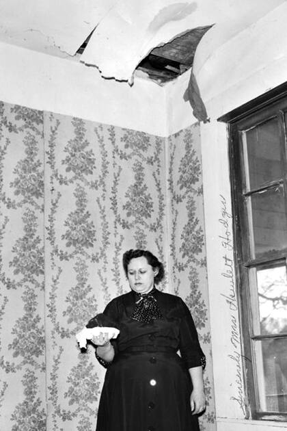 Ann Hodges sosteniendo el meteorito que atravesó el techo de su casa y la golpeó de rebote