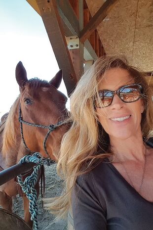 Ann-Lesley con uno de los caballos en su mansión de California, donde tiene viñedos.