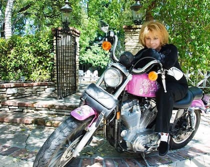 Ann-Margret arriba de su Harley Davidson que aún conserva