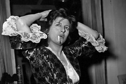 Anna Magnani, en Roma, en 1952, según el lente de Inge Schöenthal de Feltrinelli