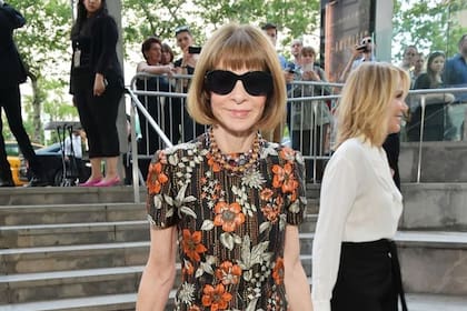 Una de las polémicas que surgió en torno a la editora en jefe de Vogue a diario fue que, en enero, cuando tuvo que informar a un grupo de empleados de Pitchfork que perderían sus trabajos, en ningún momento se quitó las gafas (Archivo)