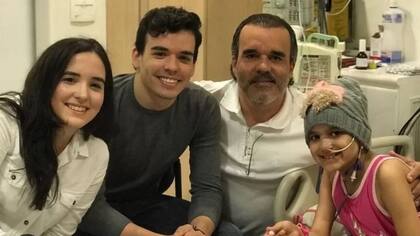 Anna Carolina, Pedro, Régis e Beatriz en el hospital. Toda la familia tuvo hasta 11 diagnósticos de cáncer
