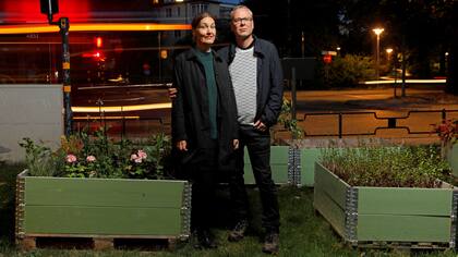 Anna Elidson y Fredrik Alm posan junto a sus canteros en Estocolmo