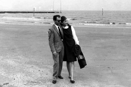 Anna Karina, considerada "la novia de la Nouvelle Vague", junto a su primer marido y el director que la convirtió en su musa: Jean-Luc Godard