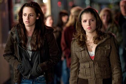 Anna Kendrick en Crepúsculo junto a Kristen Stewart