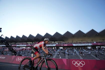 Anna Kiesenhofer de Austria cruza la línea de meta para ganar la medalla de oro durante la carrera ciclista femenina en los Juegos Olímpicos de Verano de 2020, el domingo 25 de julio de 2021, en Oyama, Japón.