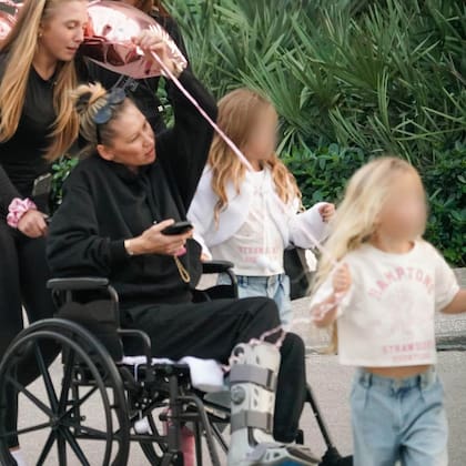 Anna Kournikova, junto a sus hijas; estuvo de compras en un shopping (Foto: Grosby)