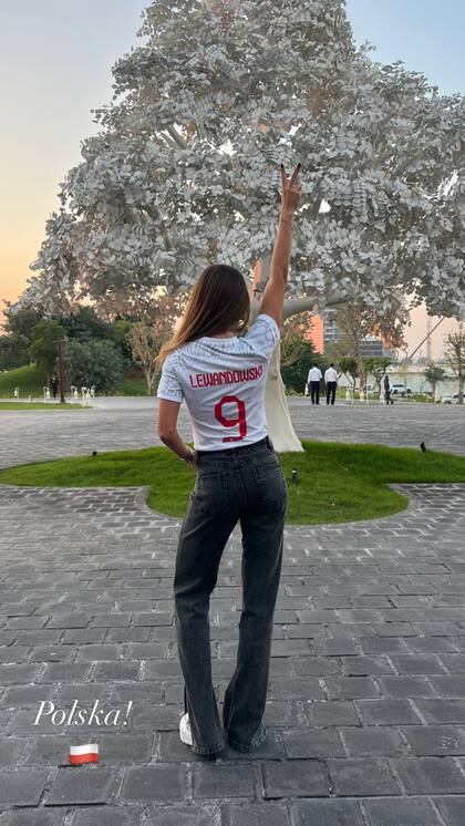 Anna Lewandoska posando con la camiseta de su esposo en Qatar