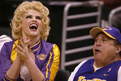 Anna Nicole Smith con Danny DeVito durante una partita dei Los Angeles Lakers nel 2004; la modelo y actriz conoció la fama y la gloria pero no pudo ver un dólar de la herencia de su marido y todo finalizaría de manera trágica