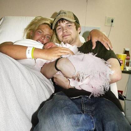 Anna Nicole Smith junto a su hijo Daniel y su hija recién nacida, Dannielynn; poco tiemo después de esa foto, Daniel moriría por una sobredosis de antidepresivos y metadona