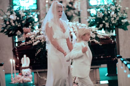Anna Nicole Smith organizó su propio funeral para su marido el 7 de agosto de 1995, y apareció allí junto a su hijo Daniel, ambos vestidos de blanco
