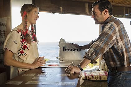 Anna Osceola y Jon Hamm, en la escena que compartieron juntos en el último capítulo de Mad Men