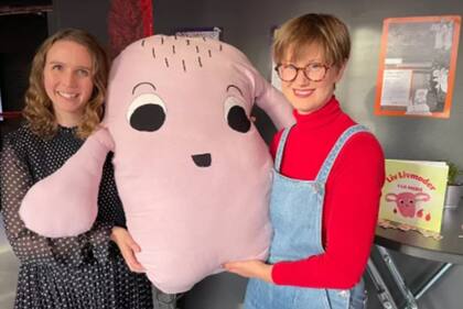 Anna Samuelsson (der) y Maja Meurling (izq), autoras de "Liv Livmoder".