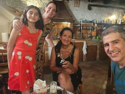 Anna Stratigò en el centro con el mate en mano, junto a un grupo de turistas argentinos