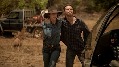 Anna Torv como Emily Lawson, Sam Corlett es Marshall Lawson en Territorial