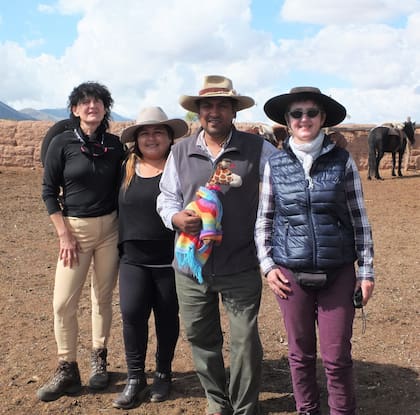 Anna Vicuñita (izq.) antes de una cabalgata en Amblayo