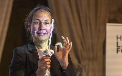 Anna Wienhard, organizadora del Foro, en plena disertación sobre conceptos matemáticos