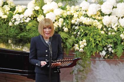 Anna Wintour, quien fuera jefa de André durante sus años en Vogue,
no podía faltar y fue una de las que habló durante el funeral. Para la ocasión, eligió un sobrio tailleur.