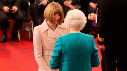 Anna Wintour saluda a la reina Isabel II