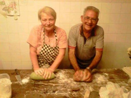 Anna y Antonio amasando en la cocina del restaurante