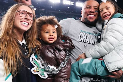 Anna y Saquon, junto a sus dos hijos, Saquon Jr. y Jada