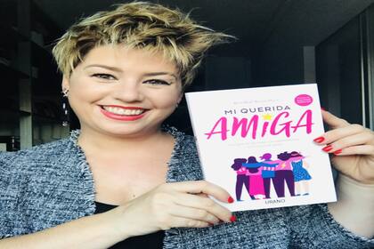 Annabel posando con un ejemplar de "Mi querida amiga", el libro que le escribió a Noe.