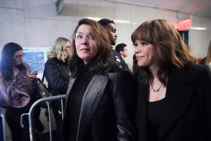 Annabella Sciorra y Rosie Perez dejan el tribunal luego de escuchar la sentencia contra Harvey Weinstein