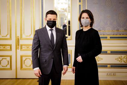 Annalena Baerbock, ministra de Relaciones Exteriores de Alemania, junto a Volodymyr Zelensky, presidente de Ucrania, en una reunión antes de la invasión rusa a Ucrania.
