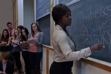 Annalise en una de sus clases, una constante de la serie