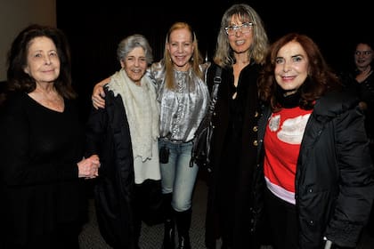 Annamaria Muchnik junto a las actrices Cristina Banegas, Cecilia Roth, Roxana Berco y Mirta Busnelli