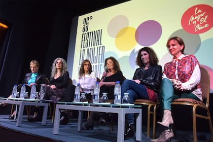 Annamaría Muchnik, Sabrina Farji, María Victoria Menis, Vanina Spataro, Victoria Carreras y Blanca María Monzón