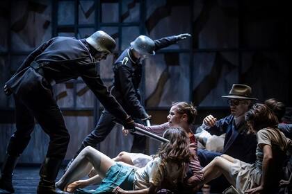 Una escena de Anne Frank por el ballet de la Ópera Báltica