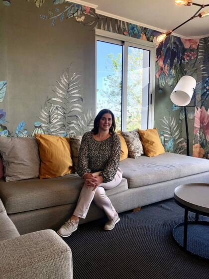 Anne Bousquet posa dentro de uno de los salones de su bodega.