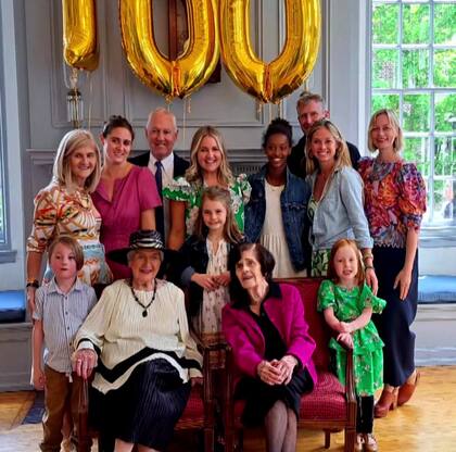 Anne Foley celebró su cumpleaños 100 con una gran fiesta rodeada de cuatro generaciones de su familia