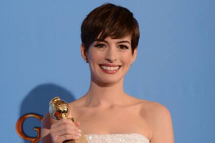 Anne Hathaway alzó una estatuilla por su papel en Los Miserables