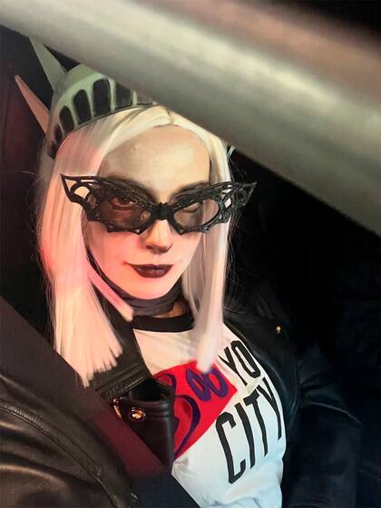 Anne Hathaway apostó a su creatividad y creó una especie de alter ego gótico de la ciudad de Nueva York a la que llamó Boo York City