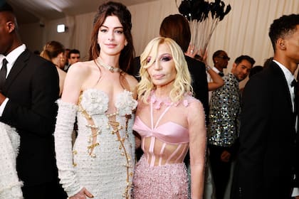 Anne Hathaway asistió a la MET Gala junto a quien diseñó su vestido: Donatella Versace