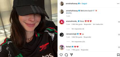 Anne Hathaway con la camiseta del Arsenal