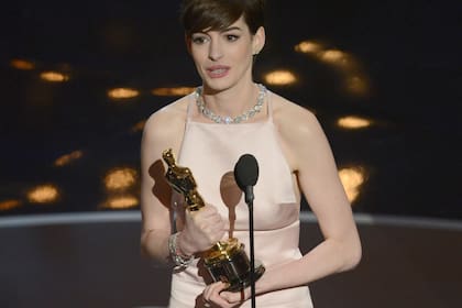 Anne Hathaway con su Oscar a Mejor actriz de reparto en 2013