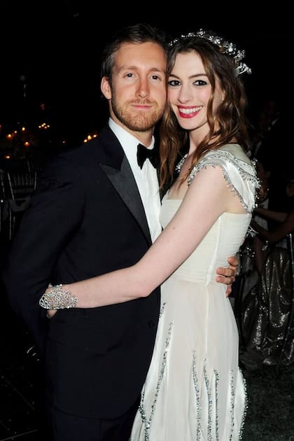 Anne Hathaway junto a su esposo