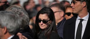 De las lágrimas de Anne Hathaway al dolor de Liz Hurley, así fue el último adiós a Valentino