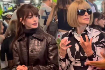 Anne Hathaway recrea el icónico look de Andrea Sachs y posa al lado de Anna Wintour en la Semana de la Moda de Nueva York
