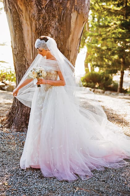 Anne Hathaway se casou com o ator e produtor americano Adam Shulman em 2012, usando um vestido de noiva de seda marfim com cintura marcada e uma saia volumosa em corte A com contas de cristal. A cauda foi pintada à mão e decorada com flores bordadas