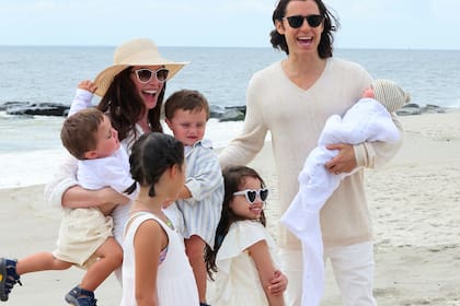 Anne Hathaway y Jared Leto posan con cinco niños mientras graban escenas para la miniserie ”WeCrashed" en Atlantic Beach, Nueva York